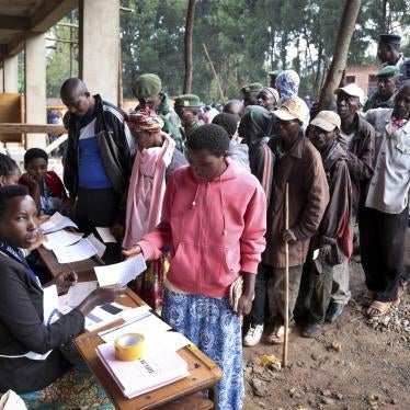Burundians queue to cast their votes in the constitutional referendum in Buye, in northern Burundi, on May 17, 2018.