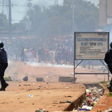 Anti-riot police clash with Guinean opposition supporters in Conakry on March 22, 2018.