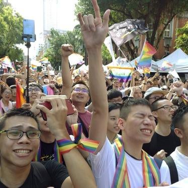 同性婚姻支持者在立法院外庆祝同性婚姻法通过，台湾台北，2019年5月17日星期五。