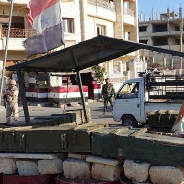 Des soldats syriens stationnnés à un poste de contrôle dans un quartier de Deraa, dans le sud-ouest de la Syrie.