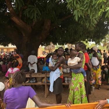 Displaced civilians holding a meeting under a tree in Yei, South Sudan, March 2019. © 2019 Nyagoah Tut Put/Human Rights Watch