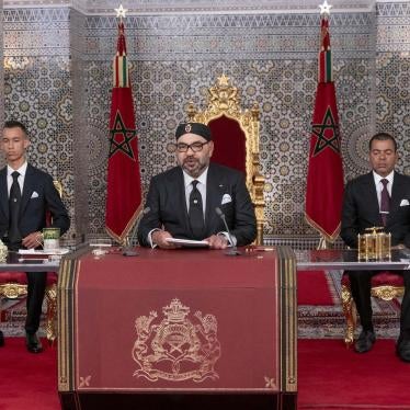 Le roi du Maroc Mohammed VI, assis entre son fils le prince Moulay Hassan (à gauche) et son frère le prince Moulay Rachid (à droite), prononce un discours le 29 juillet 2019, à la veille du 20ème anniversaire de son accession au trône, le 30 juillet 1999.
