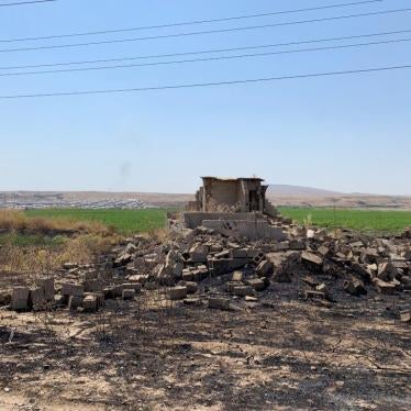 A destroyed home near Ashqala al-Sagheer village in Hamdaniya, July 2019. Hasansham camp is in the background.  © 2019 Belkis Wille/Human Rights Watch