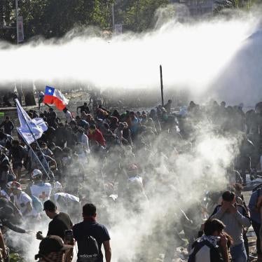 Manifestantes fogem da polícia, que utiliza canhões de água e gás lacrimogêneo para dispersar protesto em Santiago, no Chile.