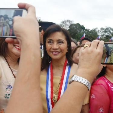 Philippine Vice President Maria Leonor "Leni" Robredo, center, poses with supporters at Manila's Rizal Park, December 30, 2018 in Manila, Philippines.