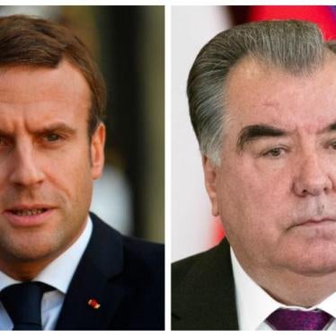 French President Emmanuel Macron (L) and Tajikistan Peesident Emomalii Rahmon.