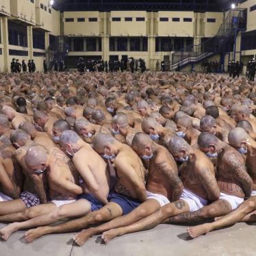 Esta foto, publicada el sábado 25 de abril de 2020 por la oficina de prensa de la presidencia de El Salvador, muestra a reclusos durante una operación de seguridad llevada adelante por la policía en la prision de Izalco en San Salvador, El Salvador.