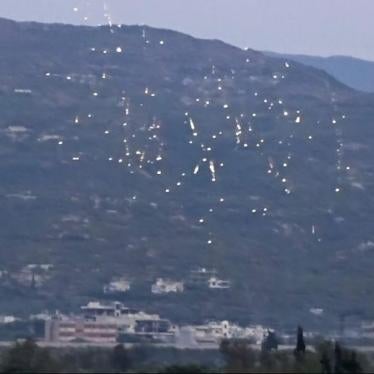 Une pluie de roquettes incendiaires s'abat sur des terres agricoles près d'une ville à l'ouest d'Idlib, Syrie, 30 juillet 2018.