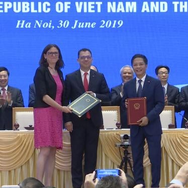 EU Commissioner for Trade Cecilia Malmstrom, front left, and Vietnamese Trade Minister Tran Tuan Anh, front right, stand together as they exchange documents aftering signing a free trade agreement in Hanoi, June 30, 2019. 