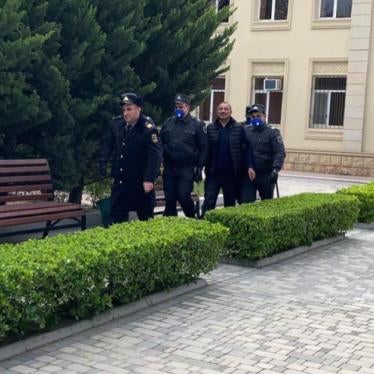 Policemen bringing the opposition leader Tofig Yagublu to Nizami District Court of Baku.