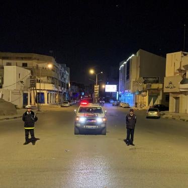 Police officers stand in the road during a curfew, imposed as part of precautionary measures against COVID-19, in Misrata, Libya, March 22, 2020. © 2020 REUTERS/Ayman Al-Sahili