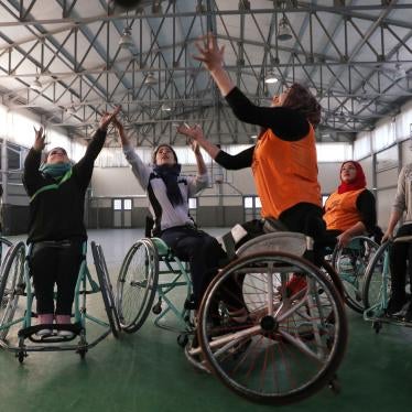 Des femmes afghanes en fauteuil roulant jouent au basket-ball dans la salle de sports du Centre orthopédique du Comité international de la Croix-Rouge à Kaboul, en février 2020.