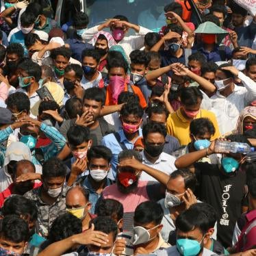 Factory workers wearing protective masks return to Dhaka from northern and southern districts in Bangladesh amid the government’s shutdown in response to the coronavirus pandemic, April 4, 2020.