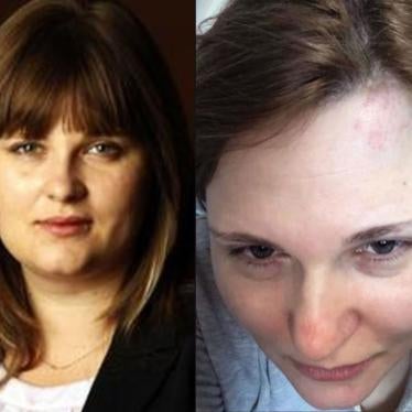 La journaliste russe Elena Milashina. À gauche : en 2009, en tant que lauréate du Prix Alison Des Forges décerné par Human Rights Watch. À droite : en février 2020, peu après avoir été agressée à Grozny, en Tchétchénie.