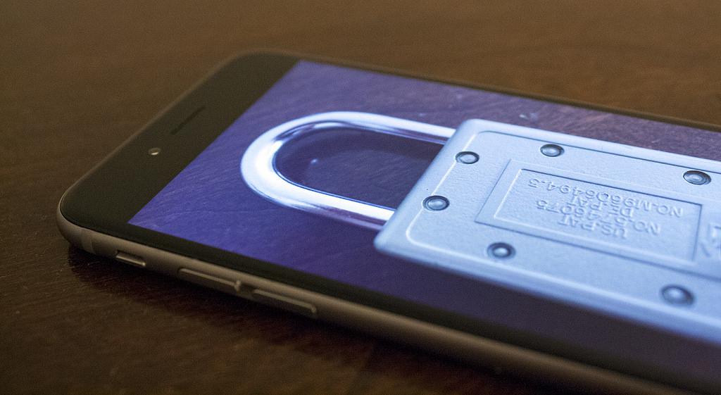 Playing the Game to Dodge Online Snooping